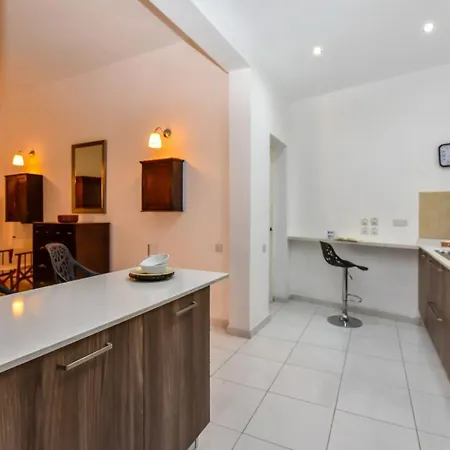 Апартаменты Sliema Central Apartment Слима